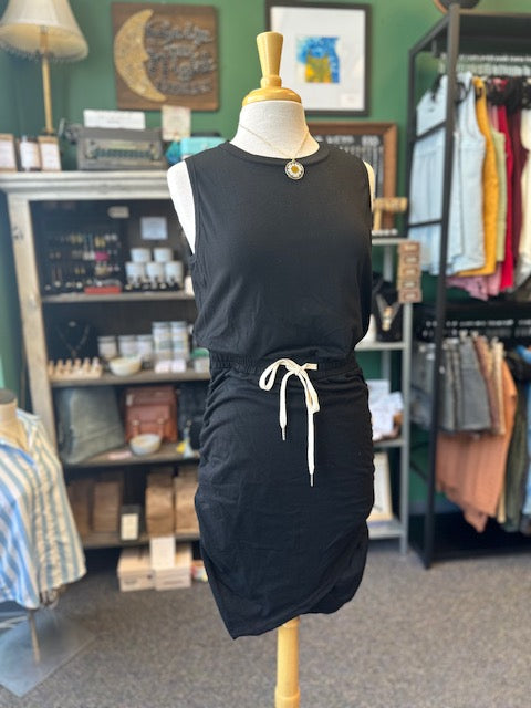 Black Solid Drawstring Waist Ruched Sleeveless Mid Dress